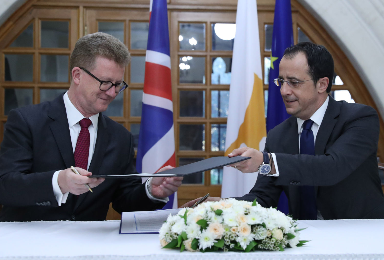 Киприоты будут застраивать территорию британских баз в Акротири и Декелии