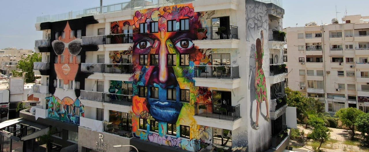 В Ларнаке расписали граффити стены Rise Hotel