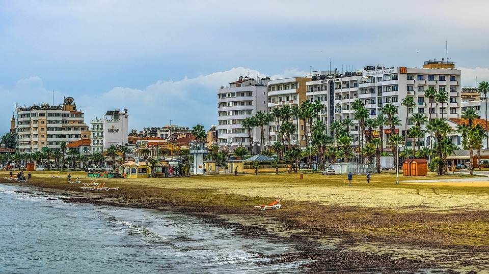 Kamares Sunset Residences: доступное жилье в стильном доме с видом на озеро в Ларнаке