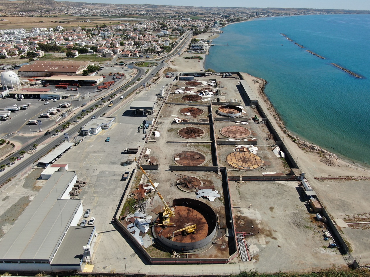 Газовые установки в прибрежной зоне Ларнаки демонтируют